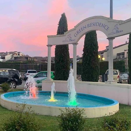 Green Apartment And Pools Desenzano del Garda Bagian luar foto