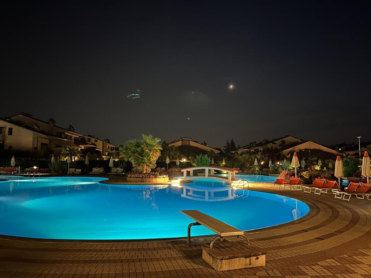 Green Apartment And Pools Desenzano del Garda Bagian luar foto