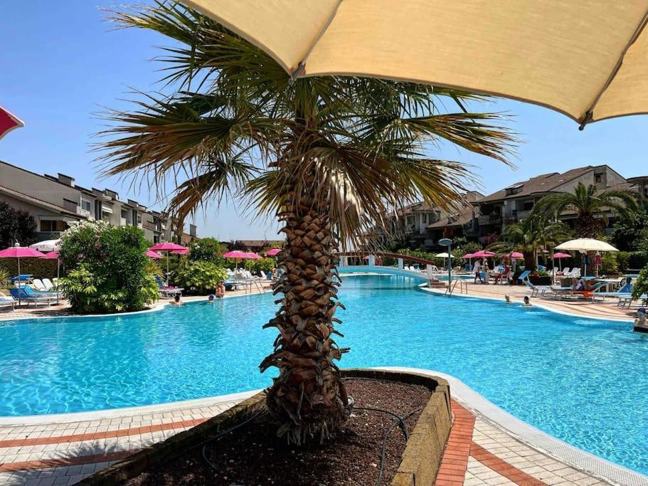 Green Apartment And Pools Desenzano del Garda Bagian luar foto