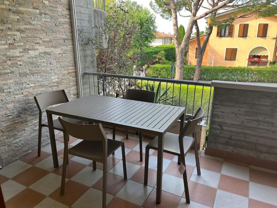Green Apartment And Pools Desenzano del Garda Bagian luar foto