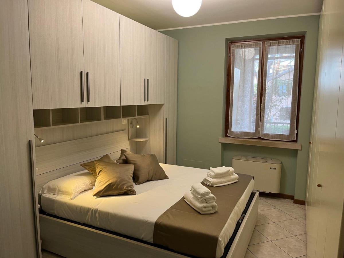Green Apartment And Pools Desenzano del Garda Bagian luar foto