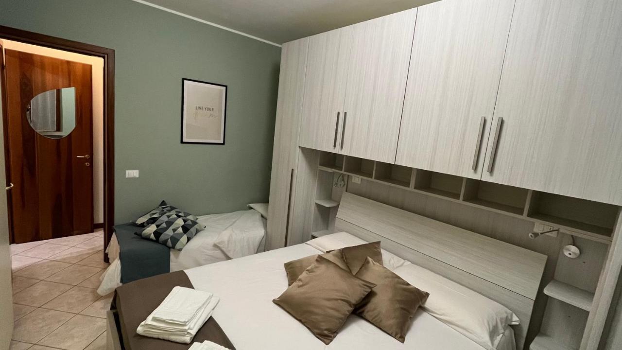 Green Apartment And Pools Desenzano del Garda Bagian luar foto